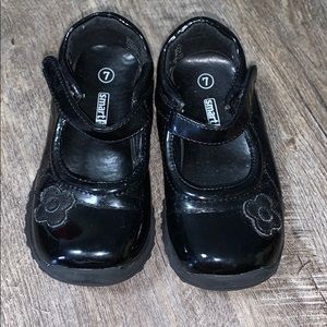 Little girls smart fit black shoes size 7